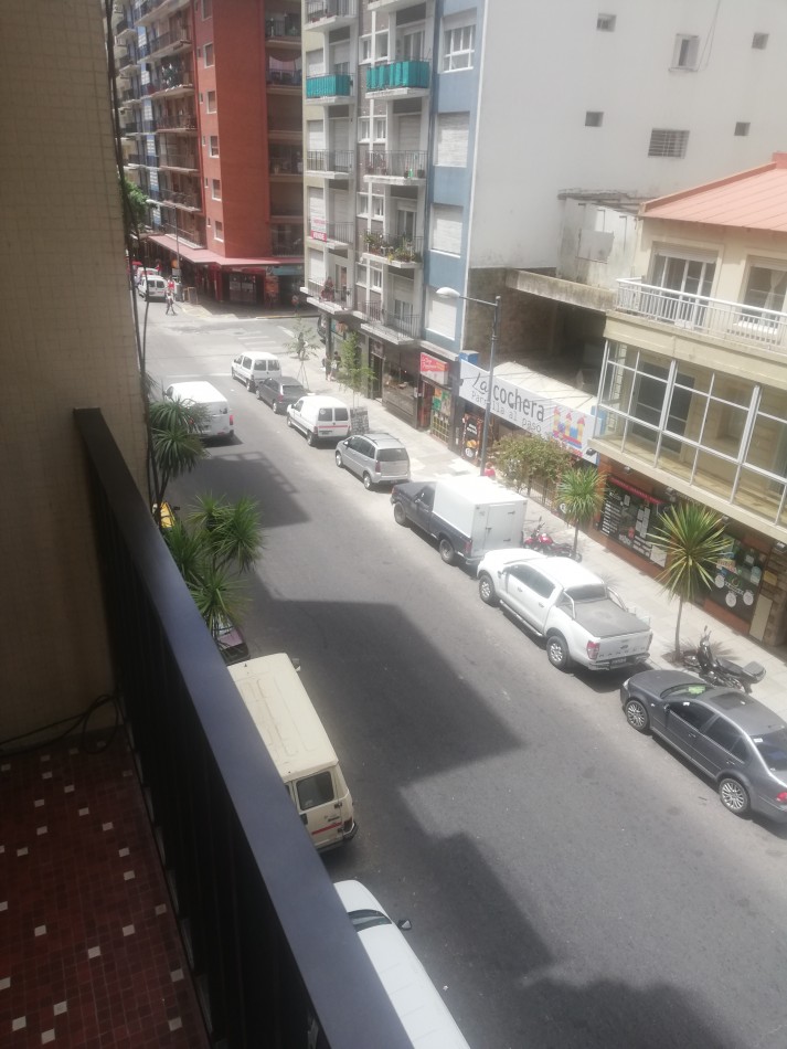 DEPARTAMENTO AL FRENTE BALCON 2 AMB CON DEPENDENCIA CENTRO PLAZA COLON